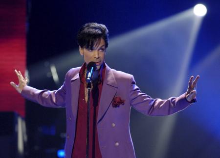 Prince, em foto de arquivo durante performance na final do "American Idol" em 2006. O cantor foi encontrado morto em sua casa aos 57 anos, segundo a mídia dos EUA. 24/05/2006. REUTERS/Chris Pizzello
