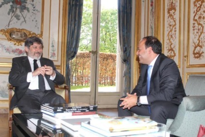 Embaixador Paulo Oliveira Campos recebe o prefeito Rodrigo Neves na embaixada brasileira em Paris
