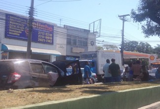 URGENTE: Carro bate e invade pista contrária na Av. Jansen de Melo e já afeta o trânsito no local
