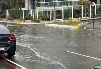 Avenida Silvio Picanço, em Charitas, alagada após chuvas no dia 8 de abril de 2023.