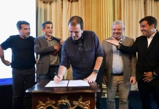 Prefeito Eduardo Paes assina acordo de cooperação energética.