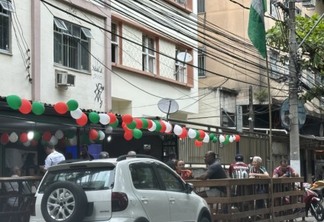 Neste bar na rua Domingues de Sá, em Icaraí, torcedores enfeitaram o local com balões nas cores do clube.