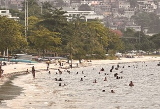 Por volta das 17h, banhistas ainda se refrescavam na Praia de Charitas. Foto: @cidadedeniteroi