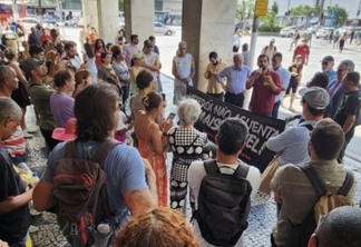 Manifestação aconteceu na porta da loja da Enel em Niterói nesta quinta-feira (23). A cidade enfrenta sérios problemas com a empresa, que há dias deixa moradores sem fornecimento de energia elétrica.