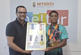 André Bento recebe quadro com réplica das medalhas das principais competições internacionais vencidas, em 2023, pelo atleta, João Cléber Borges.