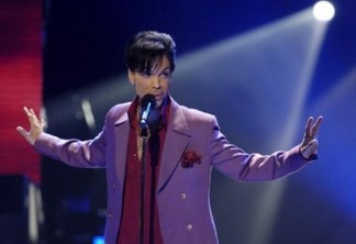 Prince, em foto de arquivo durante performance na final do "American Idol" em 2006. O cantor foi encontrado morto em sua casa aos 57 anos, segundo a mídia dos EUA. 24/05/2006. REUTERS/Chris Pizzello/Files