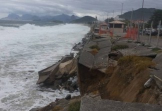 URGENTE: Ressaca destrói parte do calçadão da praia de Piratininga