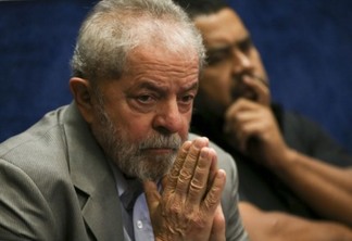 Brasília - O ex-presidente Luiz Inácio Lula da Silva assiste a presidenta afastada, Dilma Rousseff, fazer sua defesa durante sessão de julgamento do impeachment no Senado ( Marcelo Camargo/Agência Brasil)