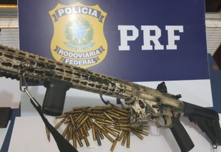 PRF prende homem com fuzil e carro roubado em blitz na BR-101