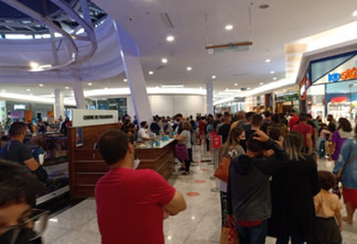 Turistas enfrentaram longa fila em shopping de Cabo Frio