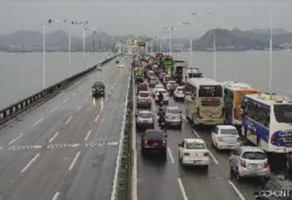 Último dia do ano começa com trânsito lento na Ponte Rio-Niterói