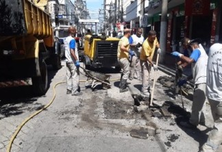 Rua no Centro de Niterói interditada para reparos