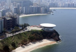 Museu de Arte Contemporânea (MAC*). Ao fundo a Praia das Flechas e a Praia de Icaraí.