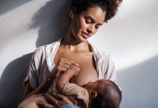 Aleitamento materno é fundamental para desenvolvimento do bebê.