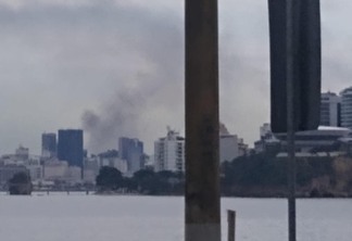 Fumaça era vista de Niterói. Foto enviada por um leitor.