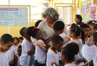 Historiadora Dora Silveira participou de atividade que resgata memória cultural de Niterói nas unidades de educação municipais