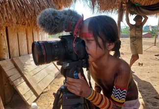 Criança da aldeia Pykararakre olhando através da camera | Kubekakre Kayapo