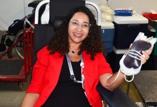 Raquel Correia Assistente Social do IVB doa sangue | Foto: Edson Taciano