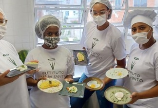 Divulgação/Instituto Capim Santo | 
Alunos da Gastronomia aprendendo vários preparos profissionais com ovos (poché, omelete, soufflé), em edições passadas da formação pelo ICS.