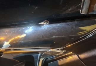 Marcas de bala de fuzil no carro do deputado, que é blindado | Foto divulgada pelo deputado