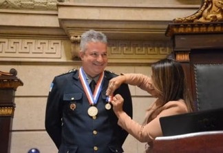 Coronel Marcelo de Menezes Nogueira recebendo a Medalha Pedro Ernesto em 2018 | Foto: Divulgação/ Renan Olaz/ CMRJ