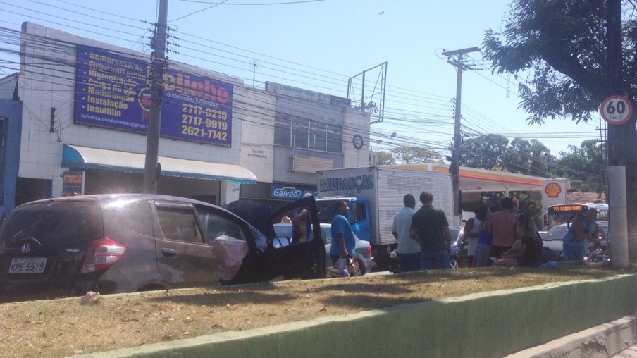 URGENTE: Carro bate e invade pista contrária na Av. Jansen de Melo e já afeta o trânsito no local