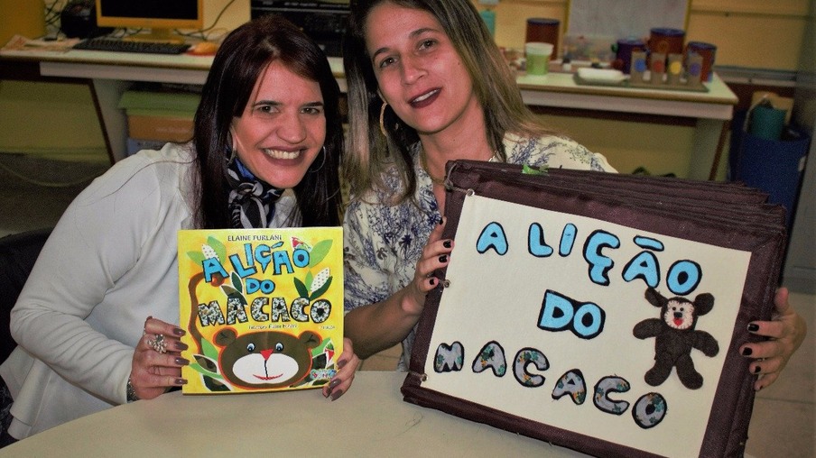 Professora de Niterói lança livro na Bienal com versão em Braille