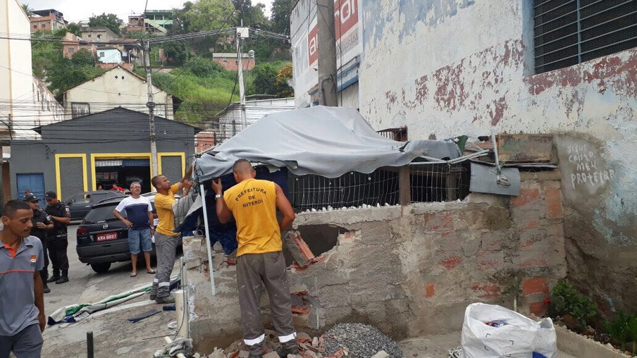 Gecopav realiza centésima demolição de construção irregular em área pública de Niterói