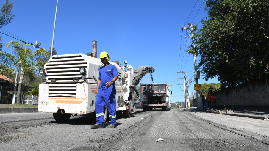 Estrada Caetano Monteiro, em Pendotiba, recebe asfalto novo