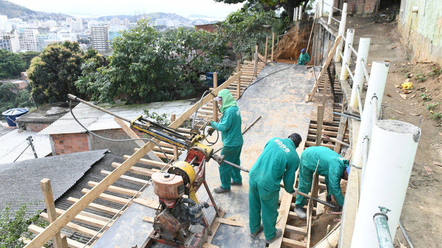 Obras de contenção de encostas avançam em comunidades de Niterói