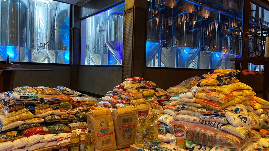 Drive Thru Solidário arrecada uma tonelada de alimentos em Niterói