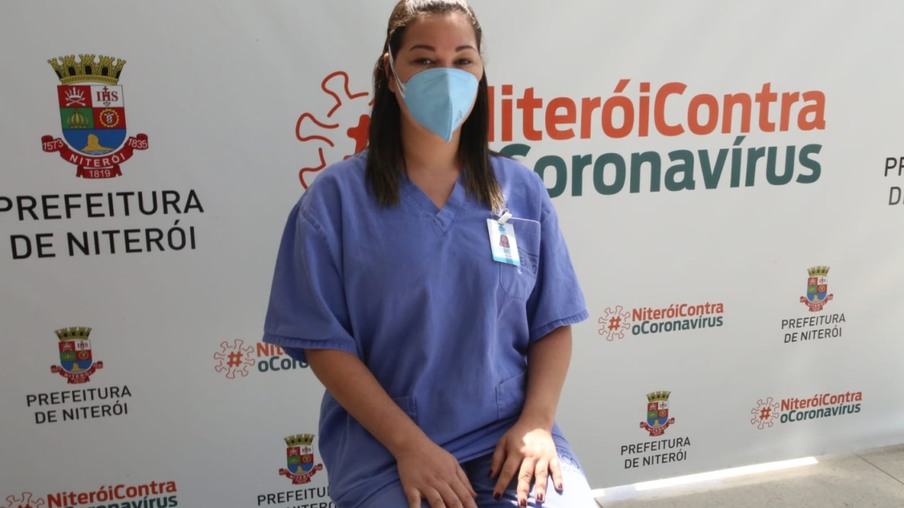 AO VIVO: Assista aqui ao vivo a primeira profissional de saúde do Hospital Municipal Oceânico de Niterói a receber a vacinação contra a Covid-19 em nossa cidade