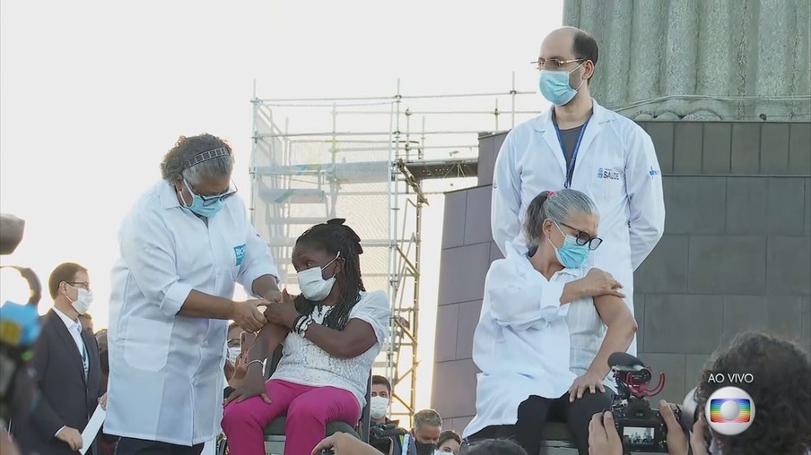 Duas primeiras moradoras do Rio são vacinadas no Cristo