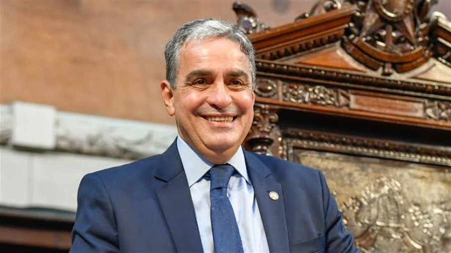 André Ceciliano é reeleito presidente da Alerj