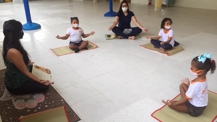 Projeto leva yoga para escolas da rede municipal de Niterói