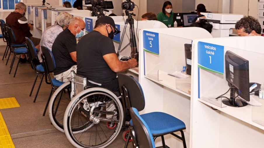 Pessoas com deficiência têm direito a isenção de taxas para documentos