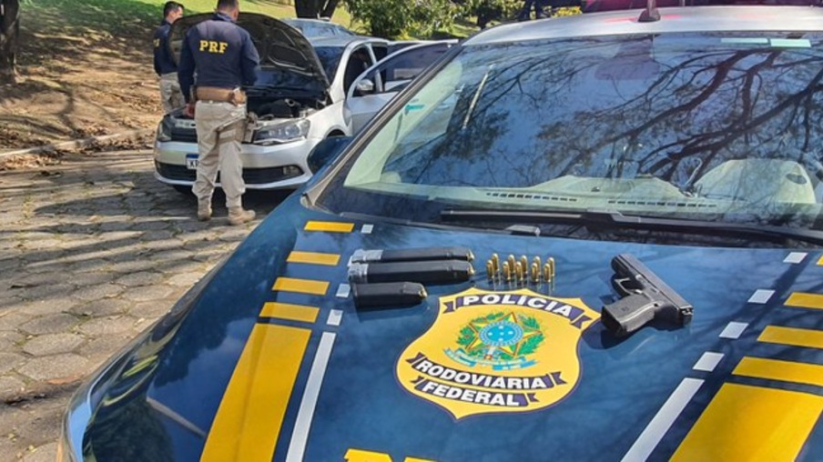 Em Niterói, PRF prende chefe do tráfico e apreende uma arma