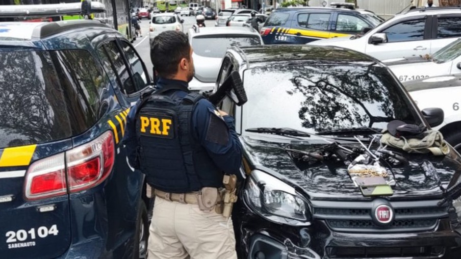 PRF apreende armas de fogo e munições em Niterói; na ação três indivíduos foram presos