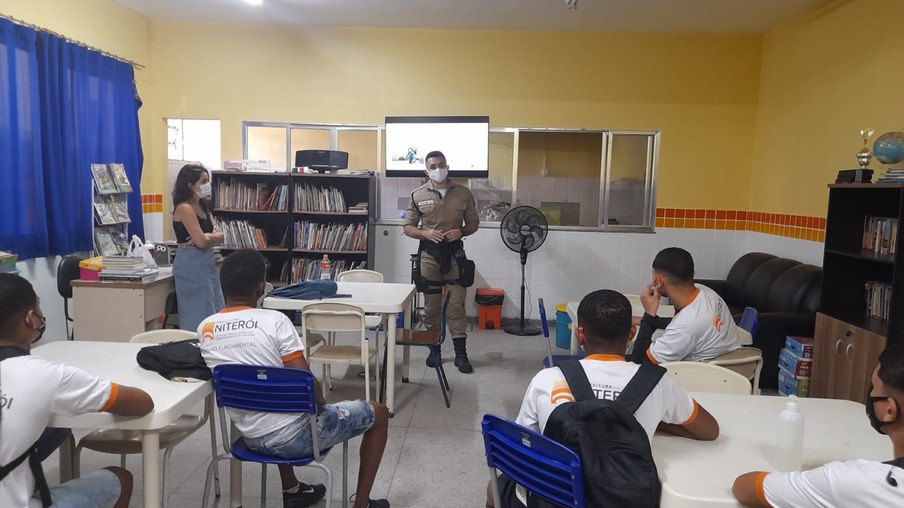Patrulha Escolar de Niterói orienta alunos sobre a importância das medidas contra a Covid-19