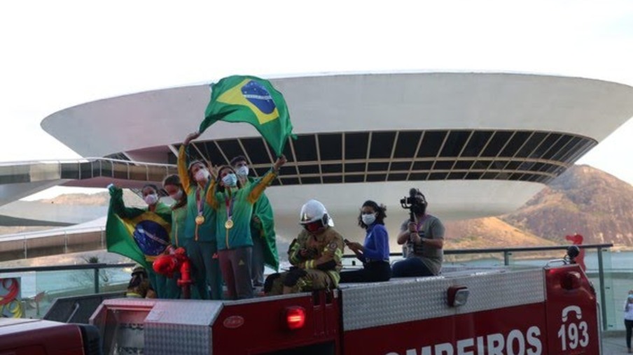Bicampeãs olímpicas Martine e Kahena chegam em Niterói e desfilam em carro dos bombeiros