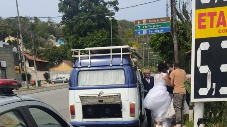 Kombi enguiça em Niterói e noivos chegam na Igreja em viatura da polícia