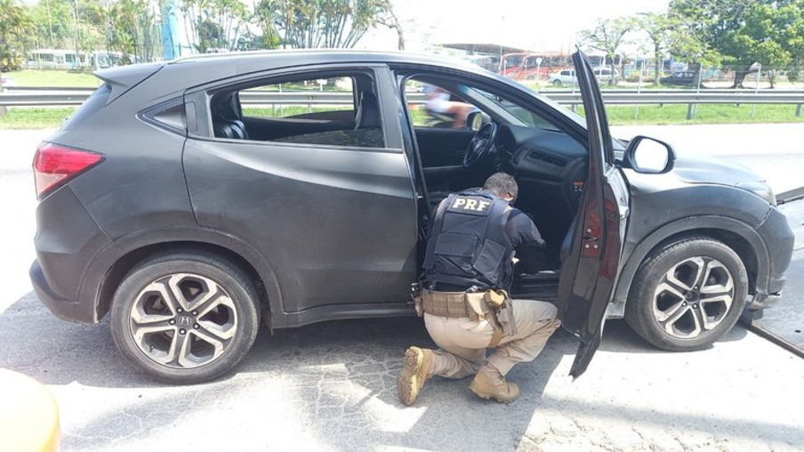 Casal é flagrado na Niterói-Manilha em veículo clonado