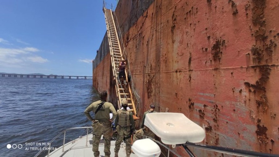 Marinheiros são resgatados na Baía de Guanabara em situação análoga a de escravo
