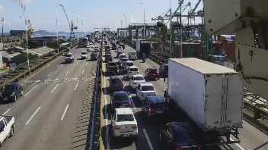 Motoristas enfrentam congestionamento na Ponte Rio-Niterói