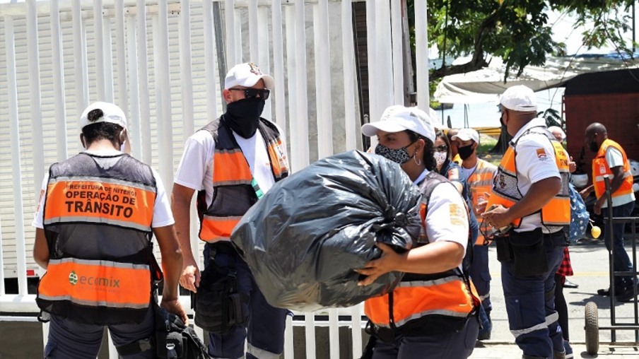 Operadores da NitTrans recolhem e entregam doações para vítimas da tragédia em Petrópolis