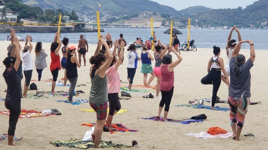 Praia de Icaraí terá aulão gratuito de yoga e pilates neste domingo