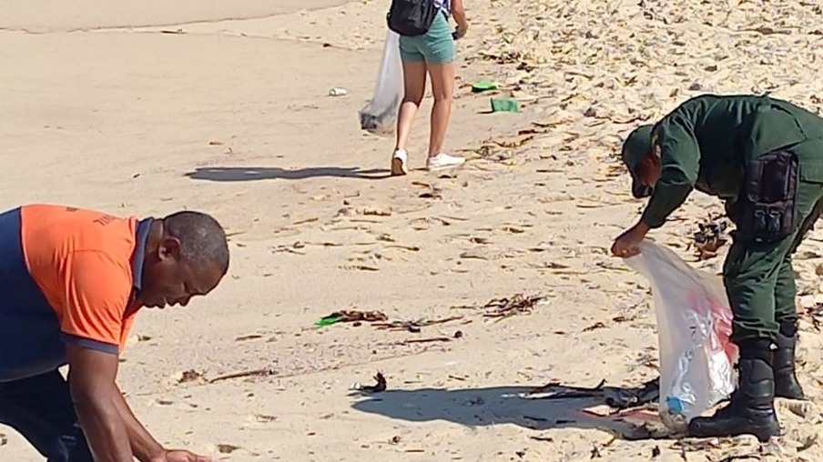 Niteroienses reclamam que a Praia do Sossego não está sendo bem cuidada pelos banhistas.