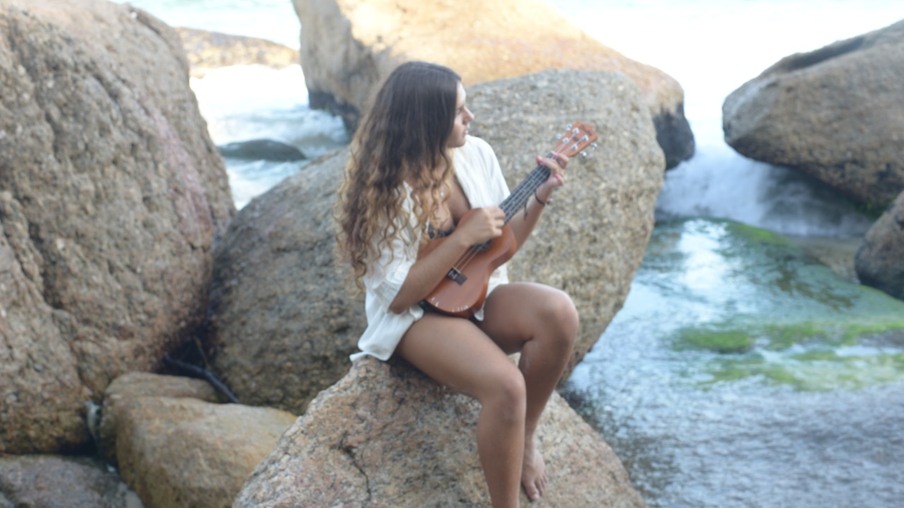 Jovem cantora de Niterói lança seu primeiro single