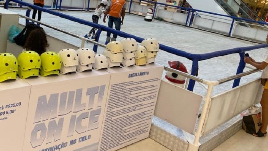 Pista de patinação no gelo é atração em Niterói