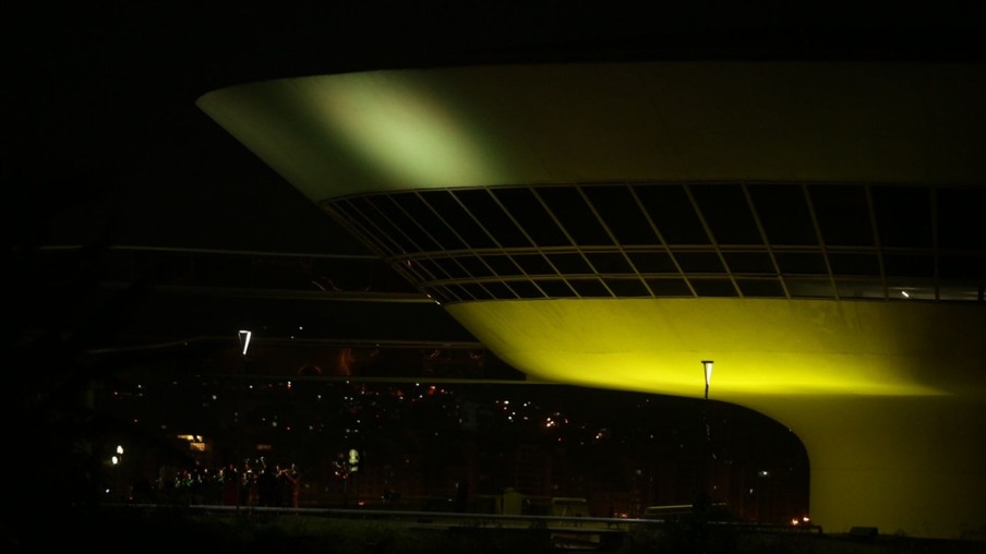 Além do museu, outros prédios de Niterói terão as fachadas iluminadas com lâmpadas amarelas | Foto: Lucas Benevides